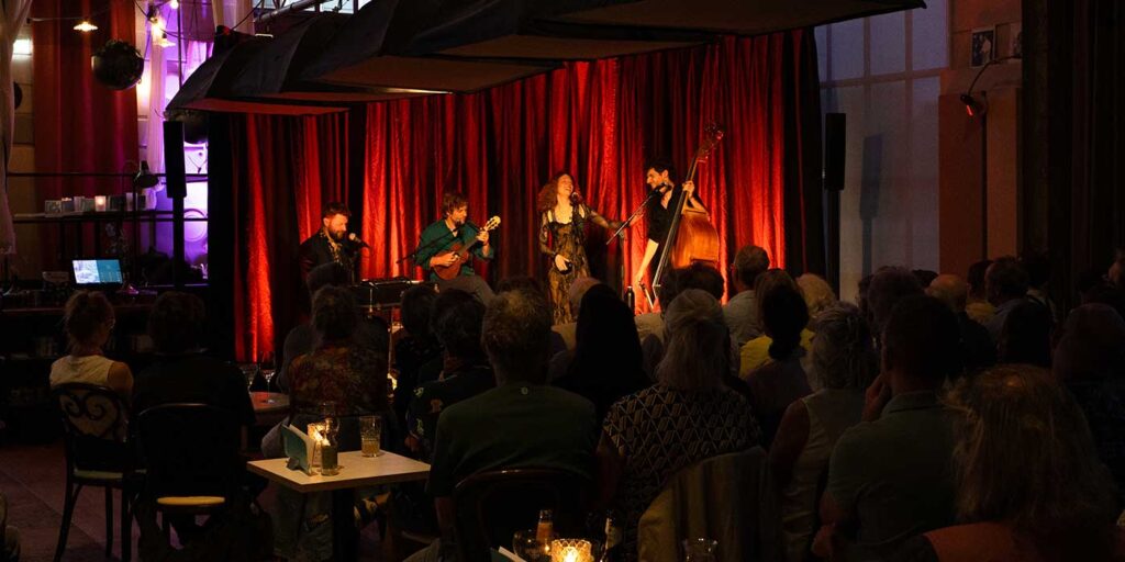 QSC KC12 schittert tijdens intiem huiskamerconcert van Goleine